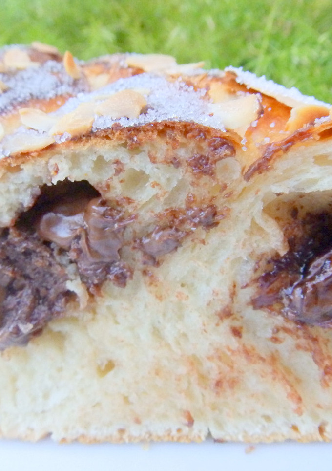 Una foto de Brioche Danubio con nocilla y almendra