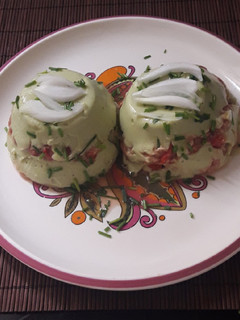 Una foto de Flan de aguacates y atún