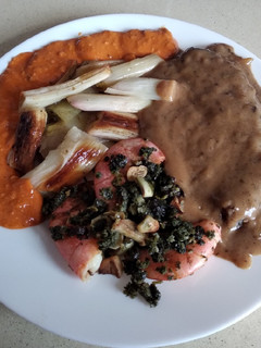 Una foto de Cebollones con carne y gambas al ajillo