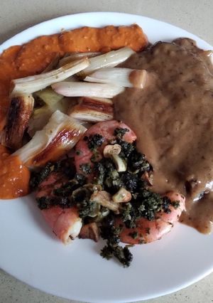 Una foto de Cebollones con carne y gambas al ajillo