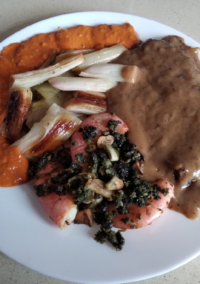 Una foto de Cebollones con carne y gambas al ajillo
