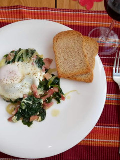 Una foto de Express de huevos, bacon y espinacas😍