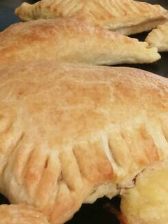 Una foto de Empanada de milhojas con queso😋