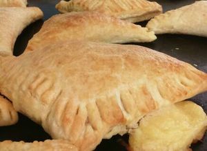 Una foto de Empanada de milhojas con queso😋