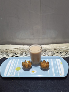 ચીકુ મિલ્ક શેક (Chikoo Milk Shake Recipe In Gujarati) રેસીપી મુખ્ય ફોટો