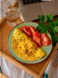 Una foto de Almuerzo proteico de tortilla perejil con ensalada de tomate