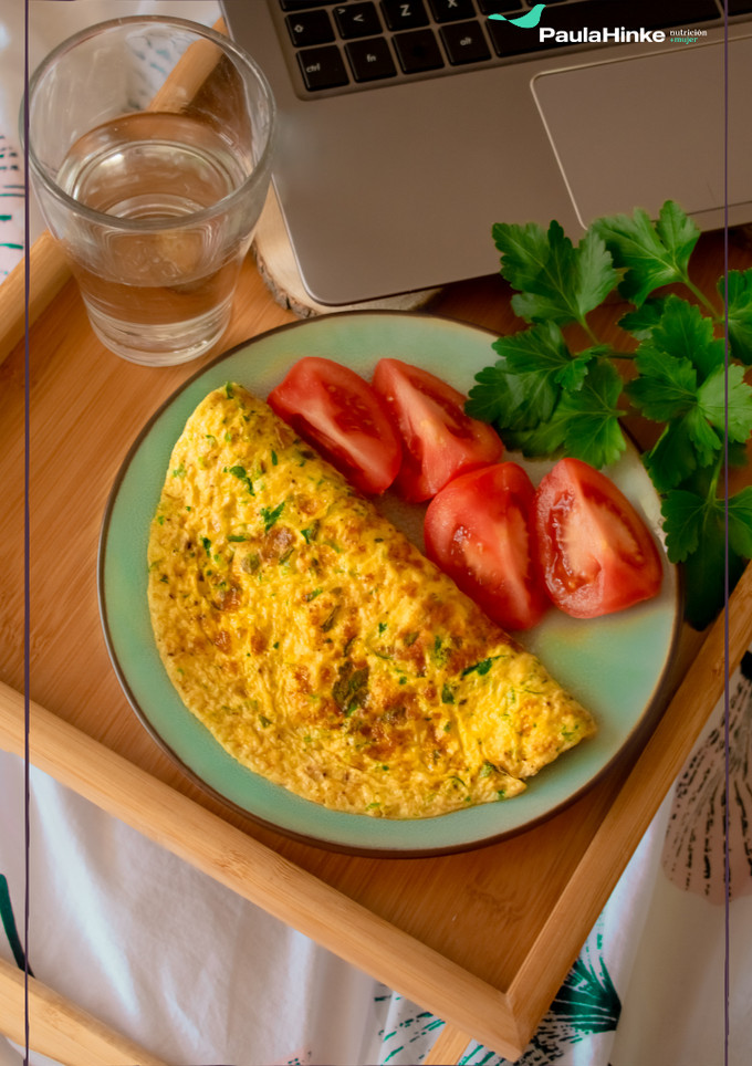 Una foto de Almuerzo proteico de tortilla perejil con ensalada de tomate