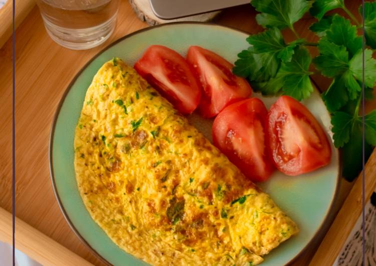 Almuerzo proteico de tortilla perejil con ensalada de tomate