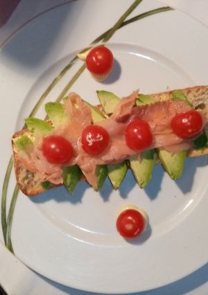 Une photo de Tartine saumon avocat