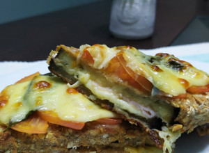 Una foto de Milanesas de berenjena, rellena a la Caprese