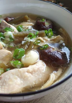 【一鍋到底】剝皮辣椒雞湯 的食譜成品照片