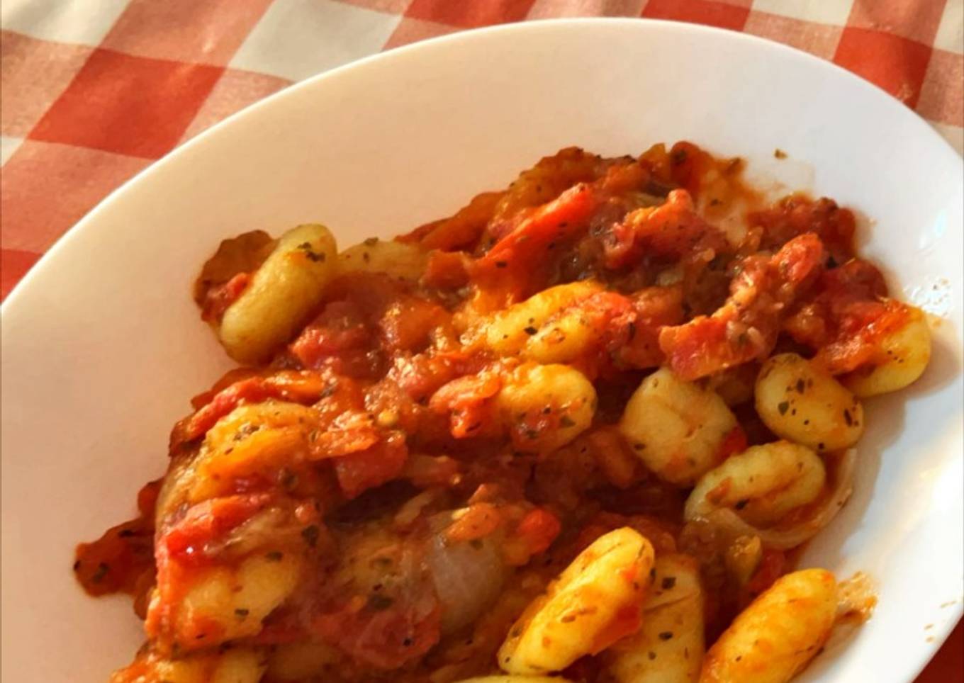 Gnocchi con tomate y verduras asadas