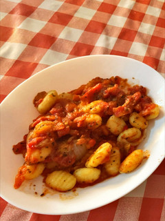 Una foto de Gnocchi con tomate y verduras asadas