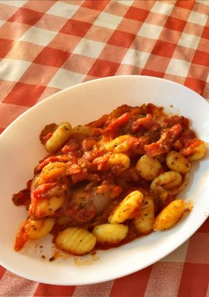 Una foto de Gnocchi con tomate y verduras asadas