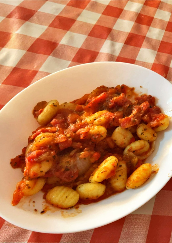 Una foto de Gnocchi con tomate y verduras asadas