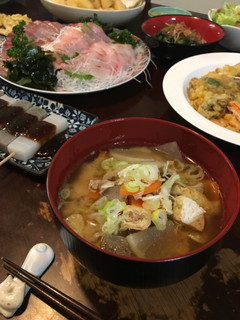 Una foto de El tonziru~El sopa del miso con el cerdo y verduras~