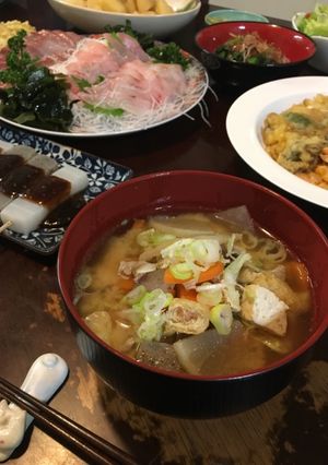 Una foto de El tonziru~El sopa del miso con el cerdo y verduras~