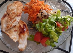 Una foto de Pechugas Grillé con 2 guarniciones de ensaladas y un detalle ♡