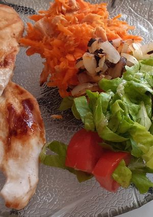 Una foto de Pechugas Grillé con 2 guarniciones de ensaladas y un detalle ♡