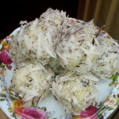 A picture of Coconut laddos.