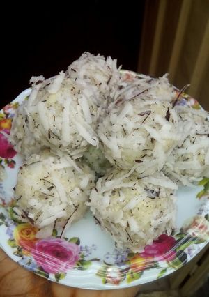 A picture of Coconut laddos.