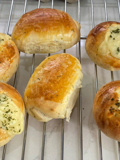 A picture of Garlic Bread Roll & Garlic Cheese Bun.