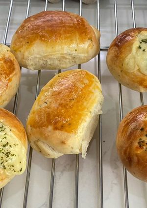 A picture of Garlic Bread Roll & Garlic Cheese Bun.