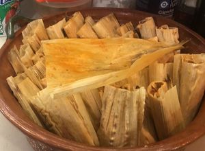 Una foto de Tamales de Res en chile colorado a la Sonorense