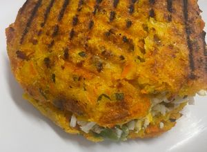 Una foto de Arepa de Zanahoria 🥕 con cilantro 😍🥕