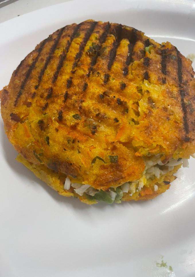 Una foto de Arepa de Zanahoria 🥕 con cilantro 😍🥕