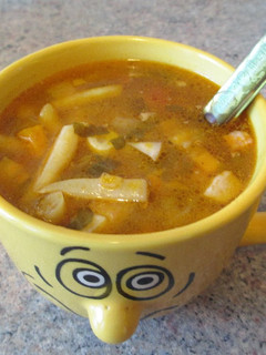 Una foto de Sopa con judías amarillas, bacon y arroz al aroma de lovage