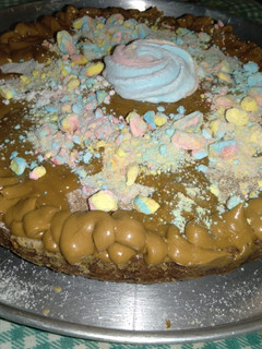 Una foto de Torta de banana con dulce de leche y crema