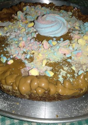 Una foto de Torta de banana con dulce de leche y crema
