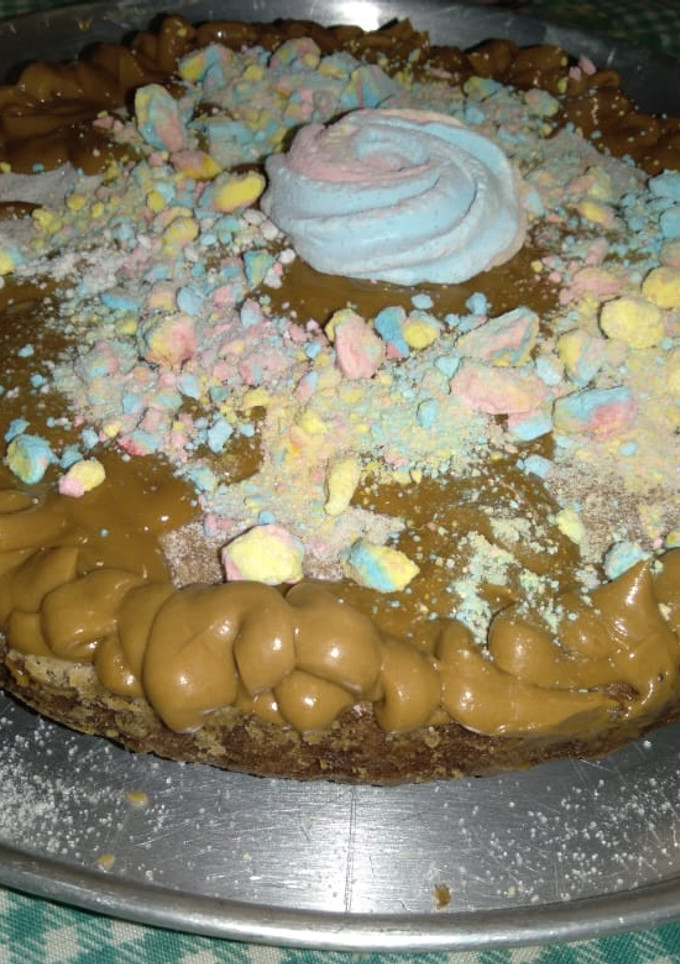 Una foto de Torta de banana con dulce de leche y crema
