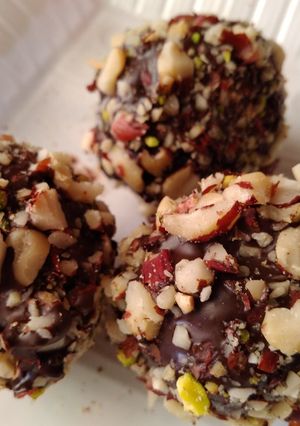 A picture of Fruity Cake pops#baking with fruits.