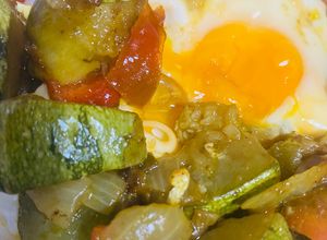 Una foto de SALTEADO DE 🥒ZUCCHINIS🥒ZAPALLITOS DE TRONCO CON 🥚 HUEVOS FRITOS 🍳