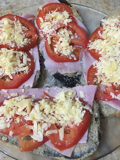 Una foto de Milanesa de berenjenas c/ jamón, tomate y queso rallado