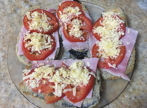 Una foto de Milanesa de berenjenas c/ jamón, tomate y queso rallado