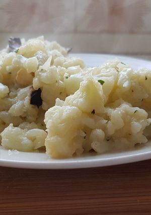 Una foto de Coliflor con ajo y perejil