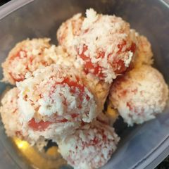 A picture of Klepon (Rice cake balls filled with liquid brown sugar).