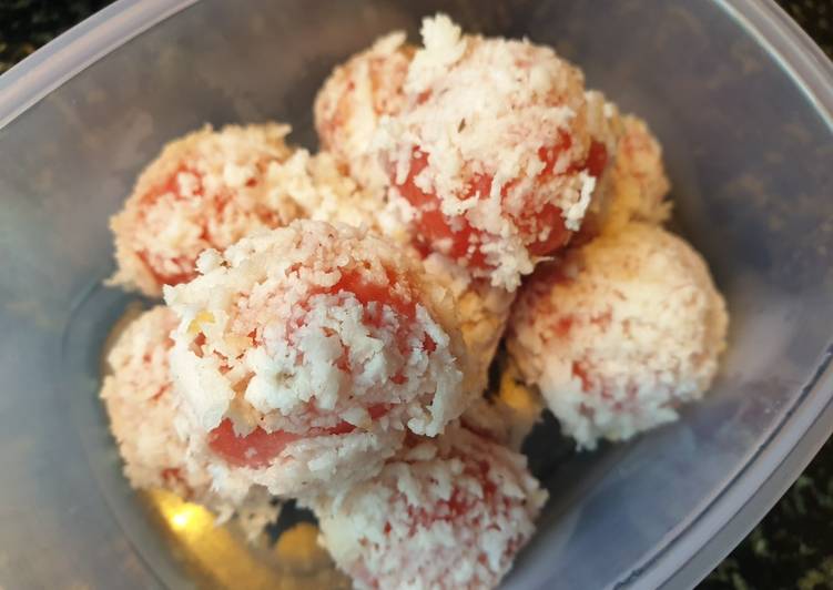 Klepon (Rice cake balls filled with liquid brown sugar) Klepon (Rice cake balls filled with liquid brown sugar)