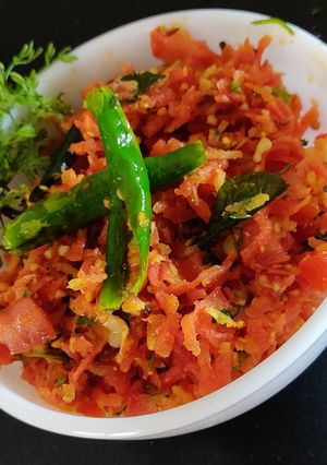 गाजर सॅलेड (gajar salad recipe in marathi) रेसिपी चे मुख्य फोटो 