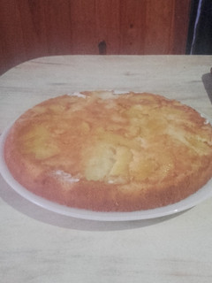 Una foto de Torta de manzana muy fácil y económica 😙
