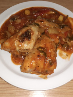 Una foto de Muslo de pollo con salsa de verdura