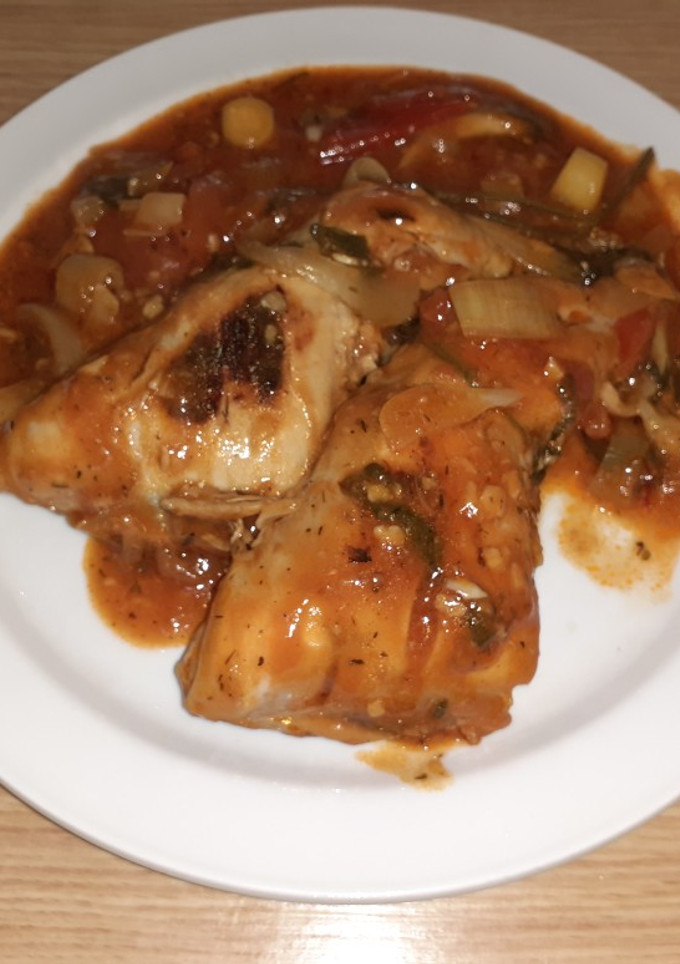 Una foto de Muslo de pollo con salsa de verdura