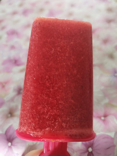 Una foto de Paletas heladas de frutilla