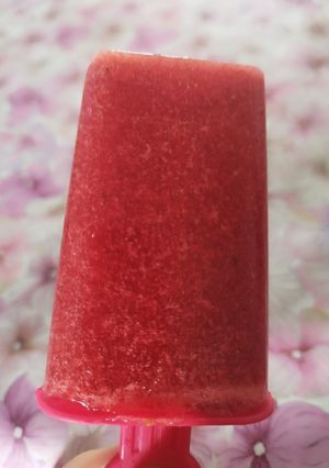 Una foto de Paletas heladas de frutilla