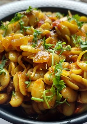 वालाचे बिरडे (valache birde recipe in marathi) रेसिपी चे मुख्य फोटो 