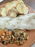 Filet de corvina con papas y batatas fritas, verduras al wok