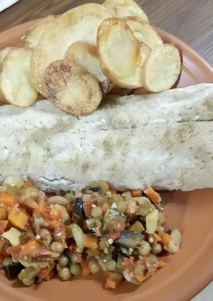 Una foto de Filet de corvina con papas y batatas fritas, verduras al wok